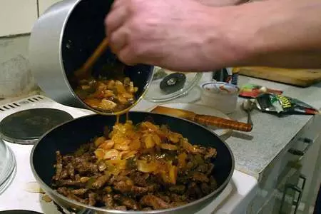 Бефстроганов с грибами и солеными огурцами: шаг 5