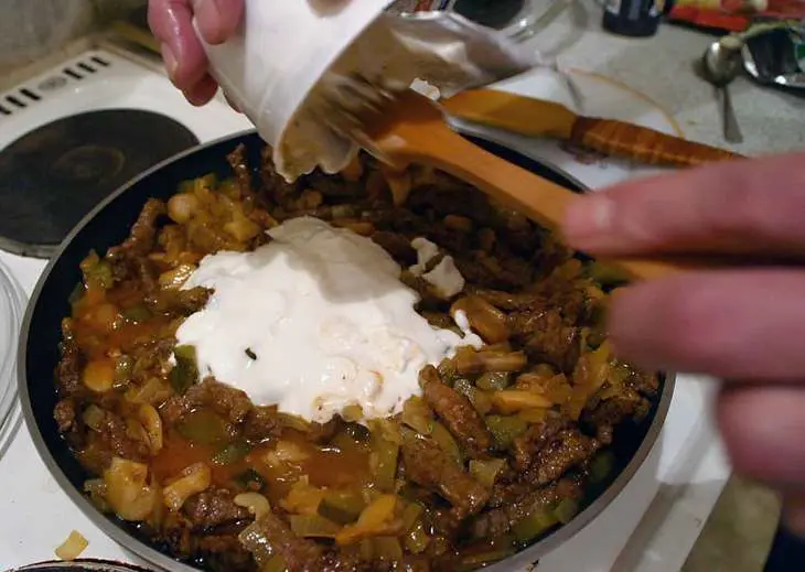 Бефстроганов с грибами и солеными огурцами: шаг 6