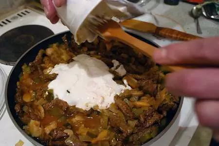 Бефстроганов с грибами и солеными огурцами: шаг 6