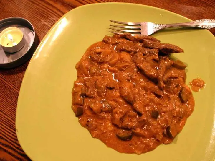 Бефстроганов с грибами и солеными огурцами: шаг 7