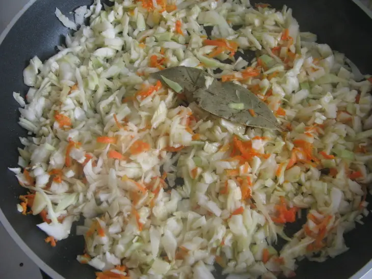 Ленивые голубцы из курицы жаренные.: шаг 2