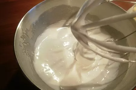 Торт подушка, фисташковый масляный бисквит, swiss meringue buttercream: шаг 11