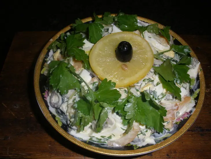 Салат с копченым кальмаром: шаг 2