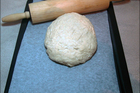 Открытый пирог из картофельного теста с копчёными колбасками и квашеной капустой.: шаг 11