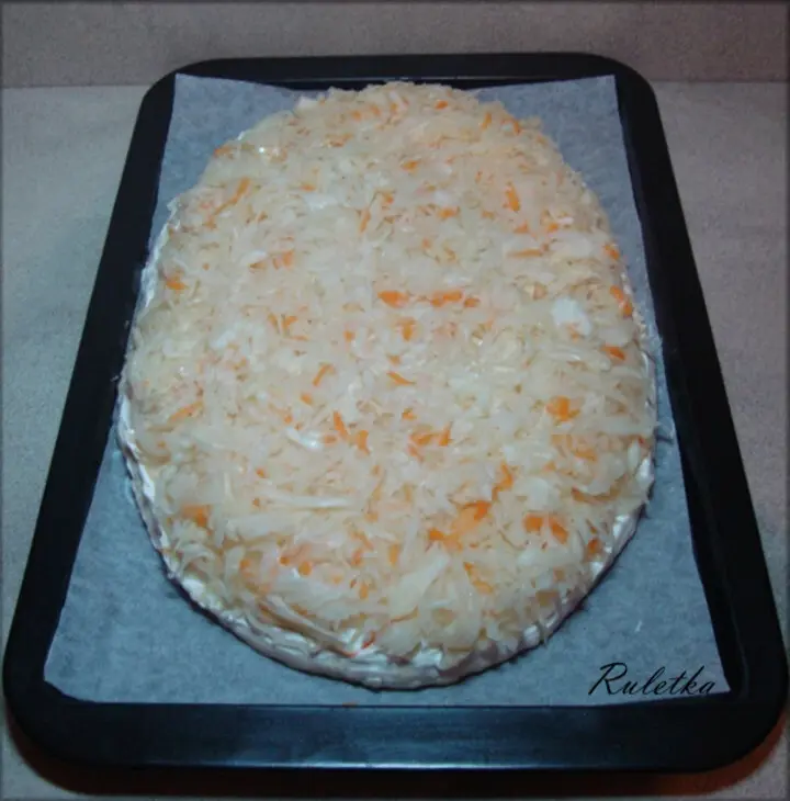 Открытый пирог из картофельного теста с копчёными колбасками и квашеной капустой.: шаг 14