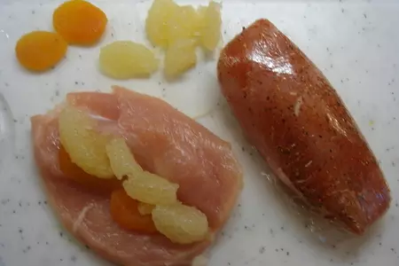 Куриная грудка, фаршированная свити и курагой, приготовленная на пару.: шаг 1