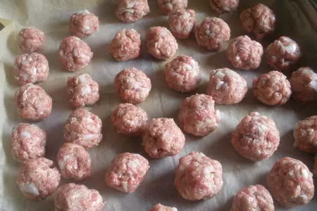 Фрикадельки   коктейльные во вкуснейшем соусе: шаг 1