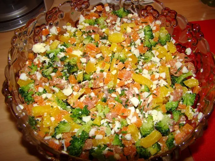 Разноцветный салат с брокколи и семгой: шаг 4