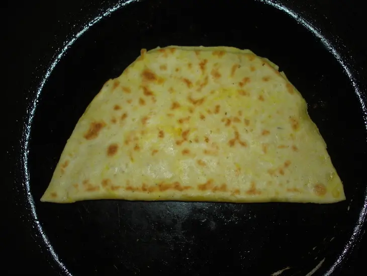 Вкусненькие лепешки " сырный чебуречек": шаг 5