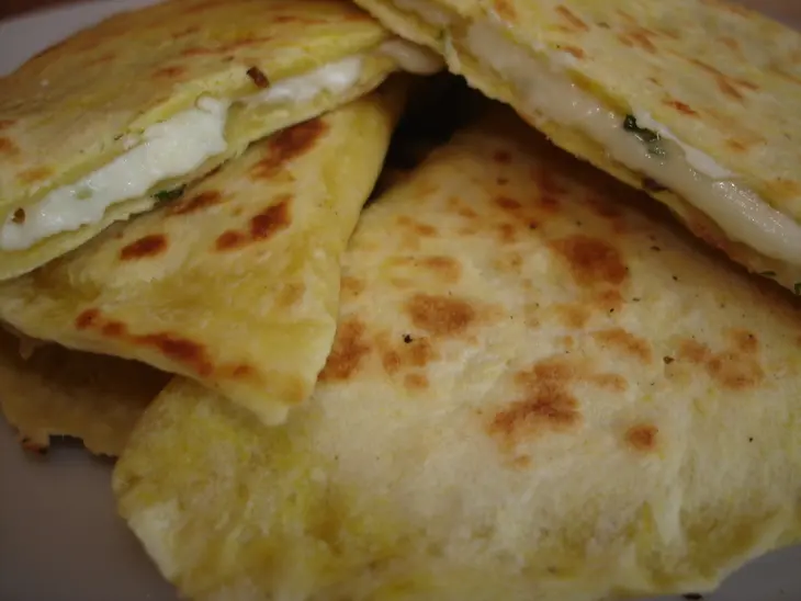 Вкусненькие лепешки " сырный чебуречек": шаг 7