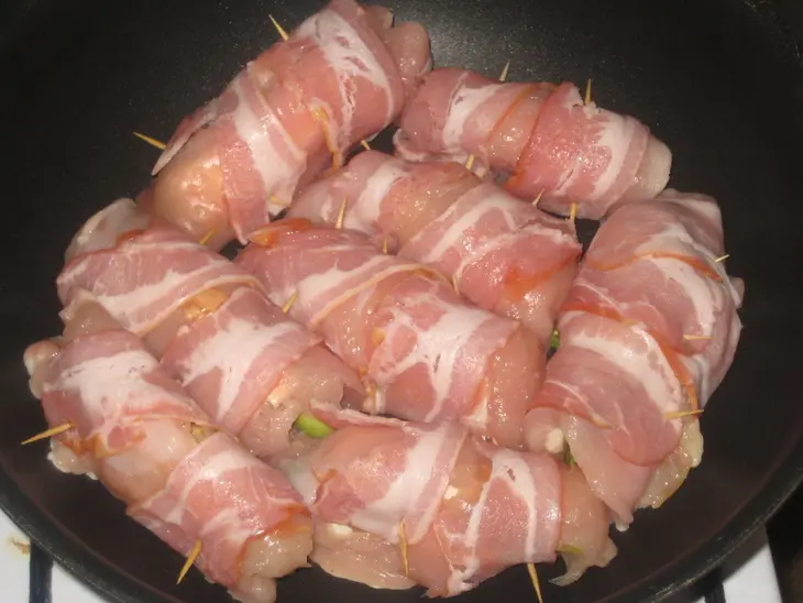 Рулетики куриные с заморской начинкой.: шаг 3