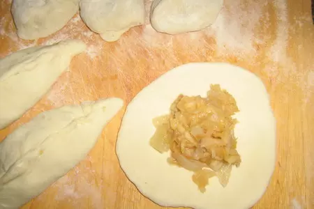Постные пирожки с луком и...яблоками.: шаг 5