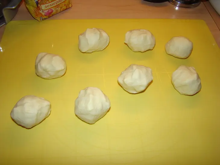 Творожные слойки с ломтиками ананаса: шаг 6