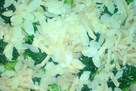 Куриная грудинка,запечённая с грибами,брокколи и миндалём: шаг 8