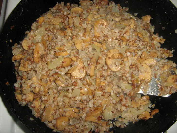Постные вареники с гречкой и грибами.: шаг 2