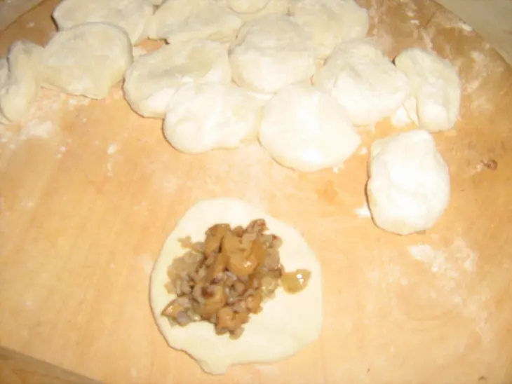 Постные вареники с гречкой и грибами.: шаг 3