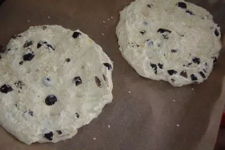 Фокачча с пряными травами, маслинами и чесноком: шаг 3