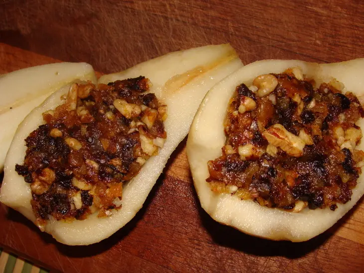 Груши в слойке, с начинкой из кураги, чернослива и орехов.: шаг 1
