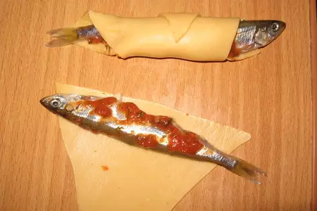 Рогалики с корюшкой(ням-ням): шаг 6