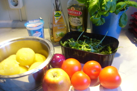 Картофельный салат с помидорами и руколой: шаг 1