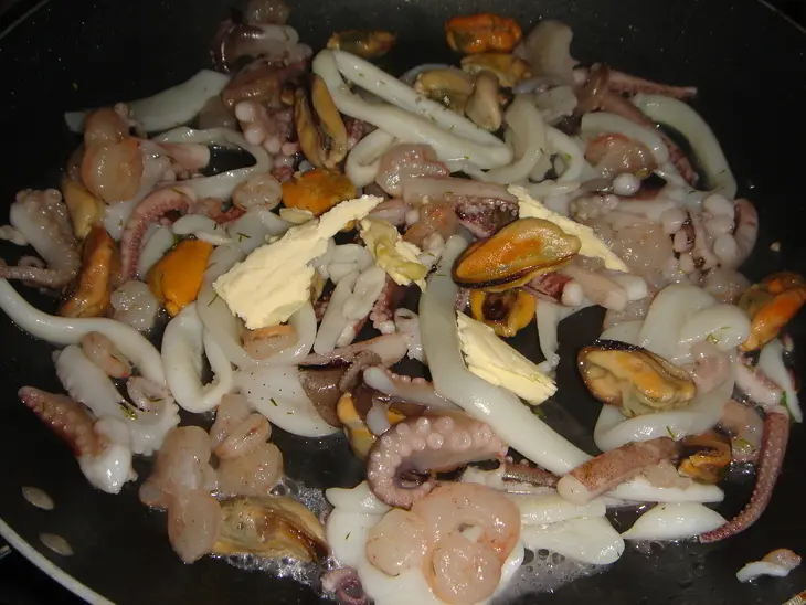 Салат с морепродуктами "изысканный": шаг 5