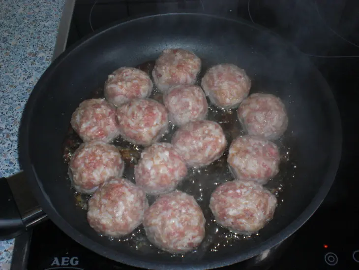 Запечённые фрикаделькив соусе, с овощами: шаг 3