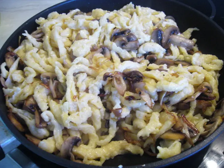 Шпетцле (spätzle) с шампиньонами и сыром: шаг 6