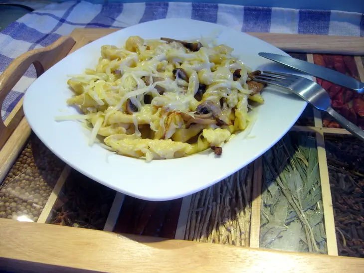 Шпетцле (spätzle) с шампиньонами и сыром: шаг 7
