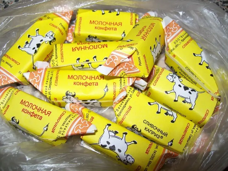 Простой десерт из карамельного мусса с "пьяной" вишней: шаг 1