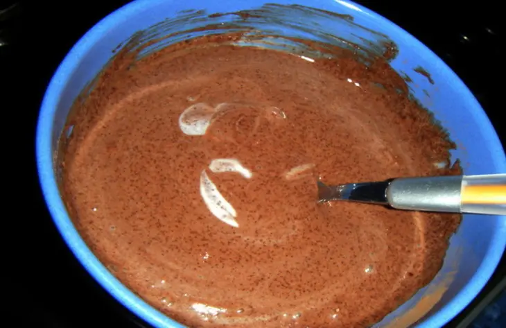 Пирог на ряженке с вишней и клубникой: шаг 5