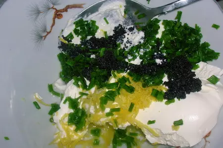Закуска с рулетиками из кальмаров и салатом из тунца: шаг 3