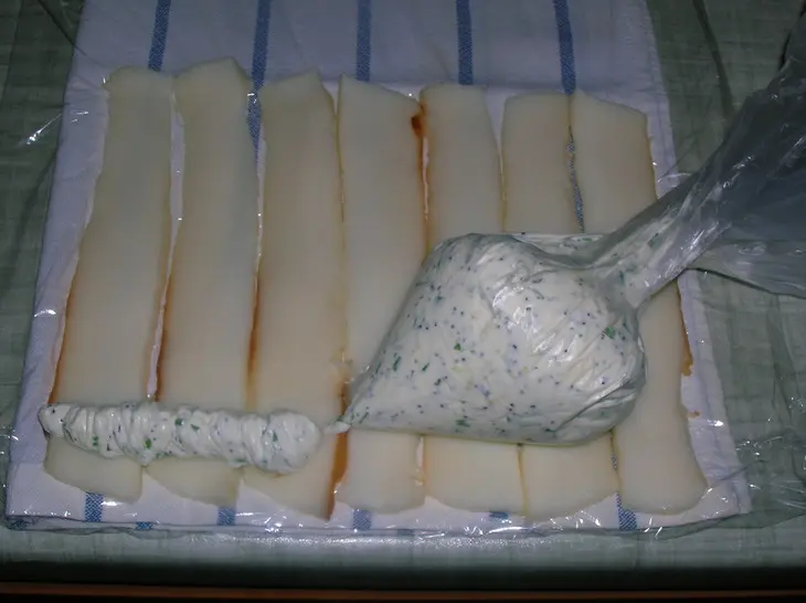 Закуска с рулетиками из кальмаров и салатом из тунца: шаг 4