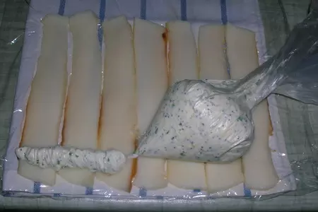 Закуска с рулетиками из кальмаров и салатом из тунца: шаг 4