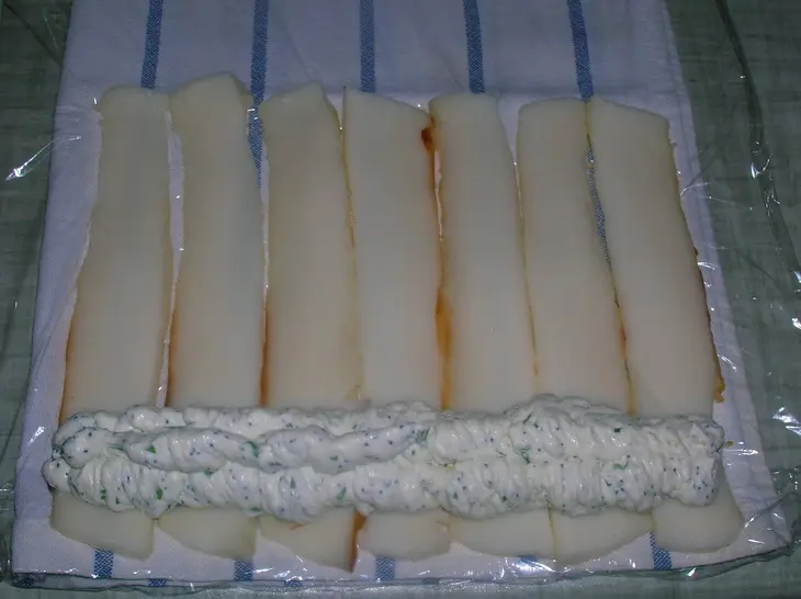 Закуска с рулетиками из кальмаров и салатом из тунца: шаг 5