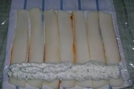 Закуска с рулетиками из кальмаров и салатом из тунца: шаг 5