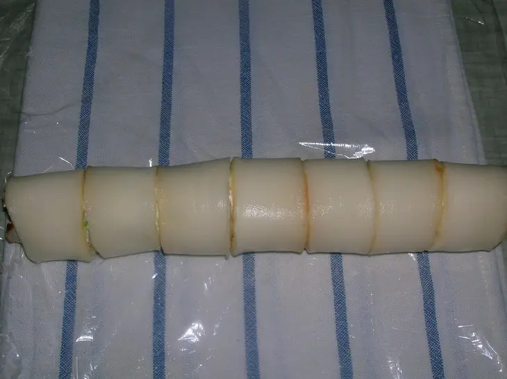 Закуска с рулетиками из кальмаров и салатом из тунца: шаг 6