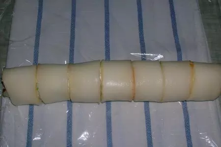 Закуска с рулетиками из кальмаров и салатом из тунца: шаг 6