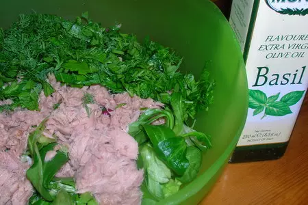 Закуска с рулетиками из кальмаров и салатом из тунца: шаг 7