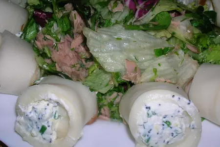 Закуска с рулетиками из кальмаров и салатом из тунца: шаг 9