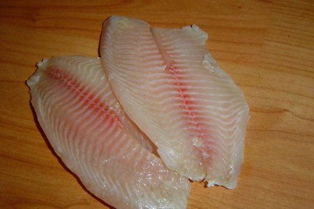 Рыба, запеченная с чесноком и луком: шаг 1