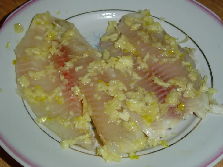 Рыба, запеченная с чесноком и луком: шаг 2