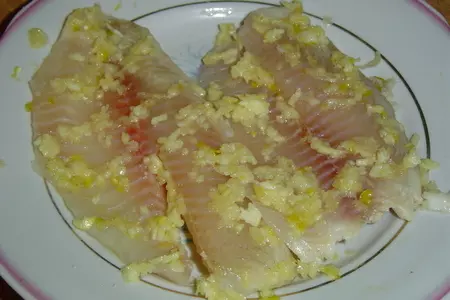 Рыба, запеченная с чесноком и луком: шаг 2