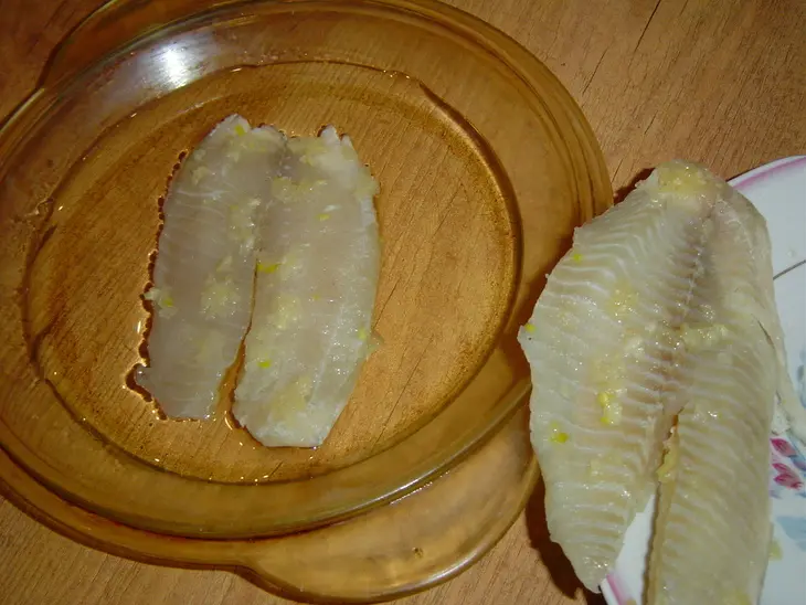 Рыба, запеченная с чесноком и луком: шаг 3