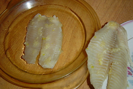 Рыба, запеченная с чесноком и луком: шаг 3