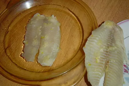 Рыба, запеченная с чесноком и луком: шаг 3