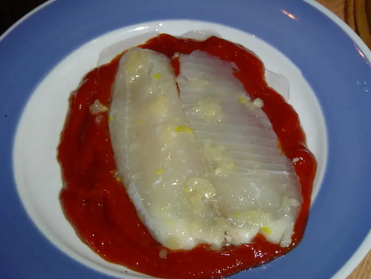Рыба, запеченная с чесноком и луком: шаг 4