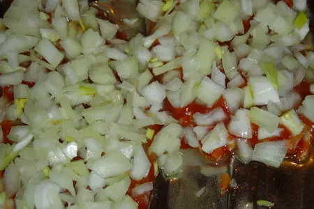 Рыба, запеченная с чесноком и луком: шаг 6