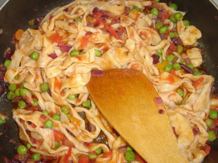 Яичная паста с зеленым горошком и креветками: шаг 8