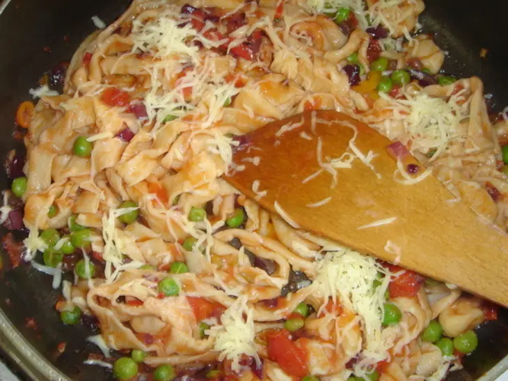 Яичная паста с зеленым горошком и креветками: шаг 9