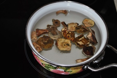 Постный борщ с черносливом, белыми грибами и чесночными пампушками: шаг 1